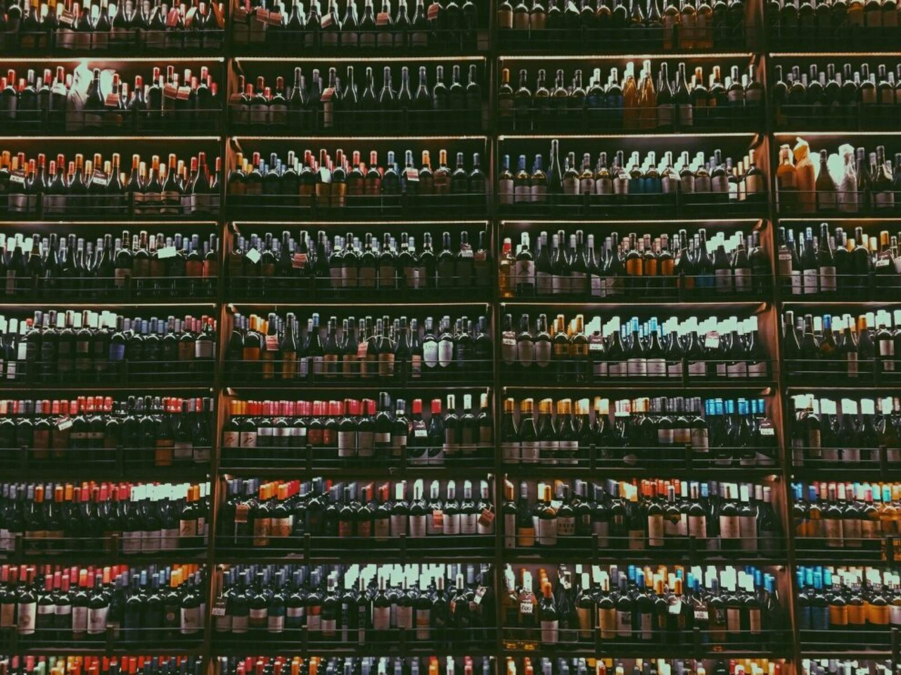 Invest in wine with UWGC 4: tax reductions, reinvestment of profits, and a passion for wine combined. Become a shareholder and diversify your assets today.